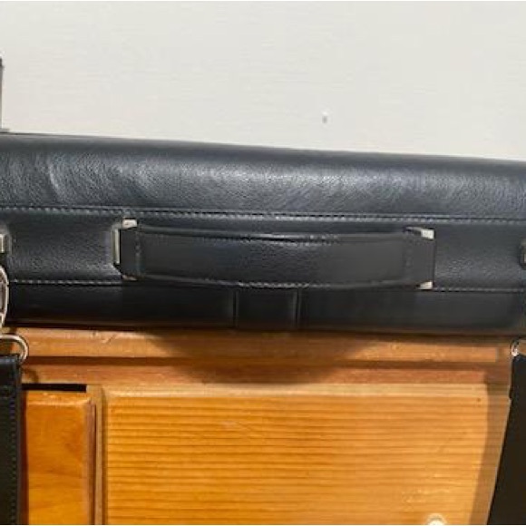 Samsonite leather flap over briefcase with shoulder strap and key - Picture 6 of 12